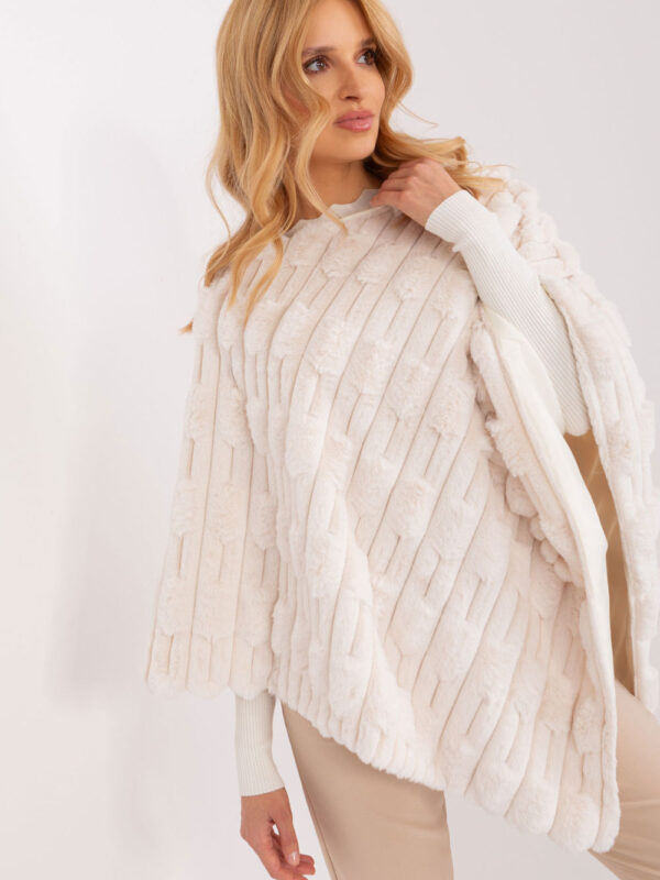 Sweter Ponczo Model AT-PN-2347.68 Ecru - AT