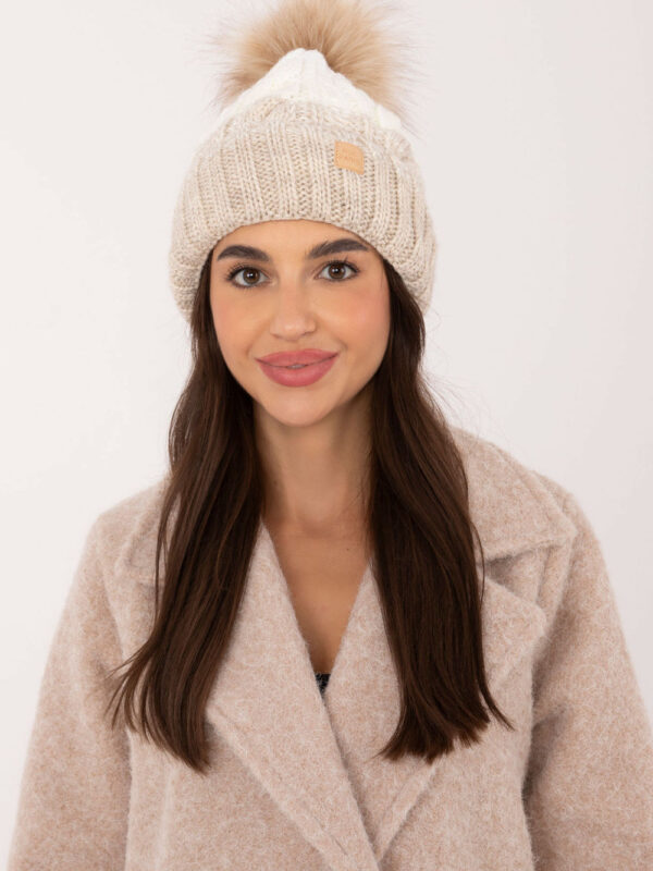 Czapka Model JK-CZ-52.31 Beige - Rue Paris