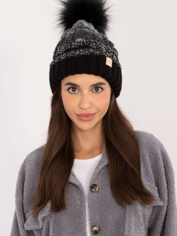 Czapka Model JK-CZ-52.17 Black - Rue Paris