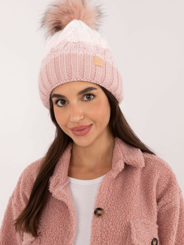 Czapka Model JK-CZ-52.31 Light Pink - Rue Paris