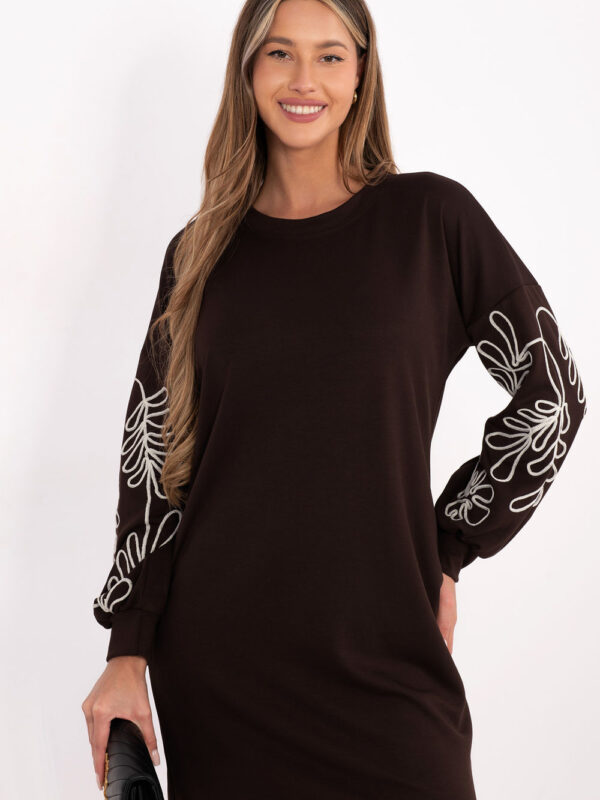 Sukienka Model RV-SK-A1064.95 Dark Brown - Rue Paris