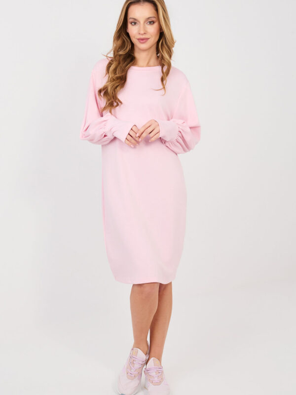 Sukienka Model RV-SK-A1059.17 Light Pink - Rue Paris