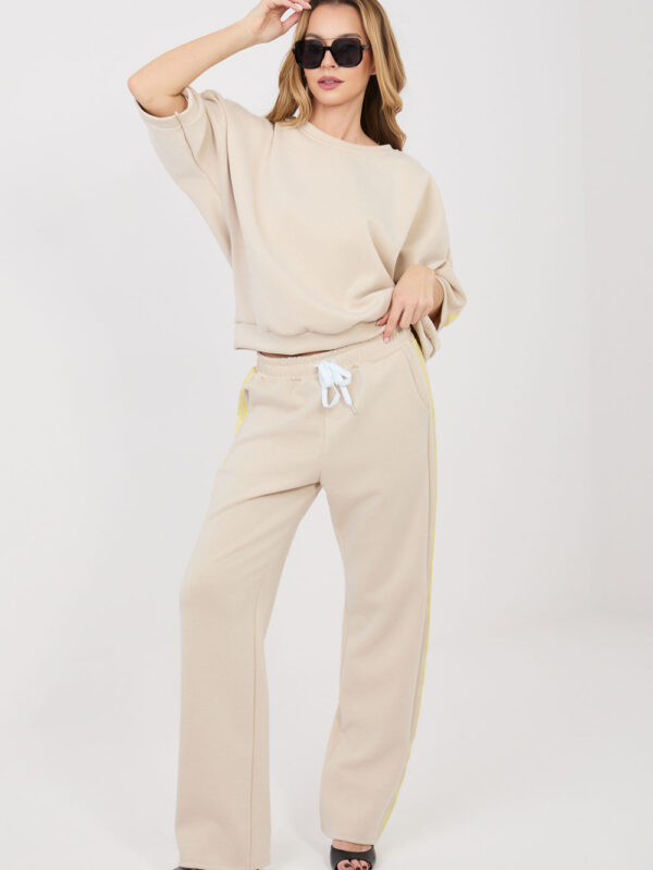 Spodnie Komplet Model IT-KMPL-22215.78 Beige - Rue Paris