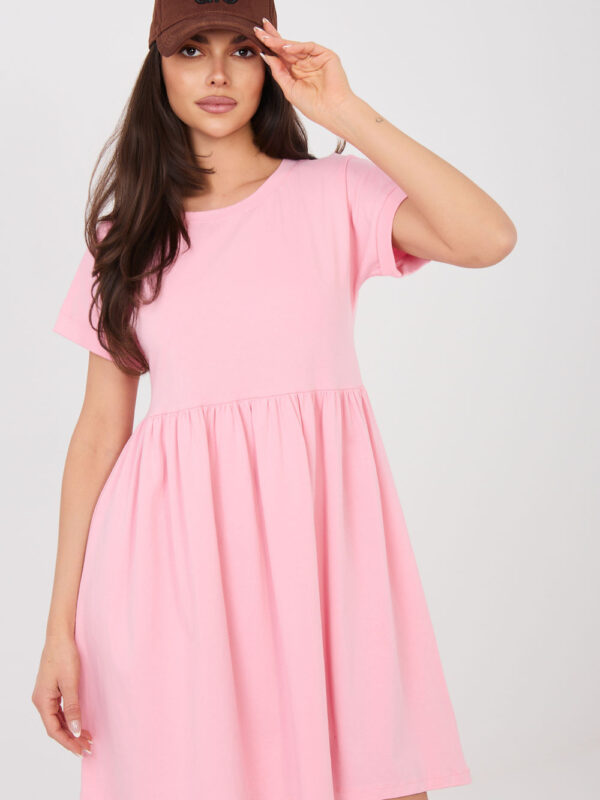 Sukienka Model RV-SK-5672.03P Light Pink - Rue Paris
