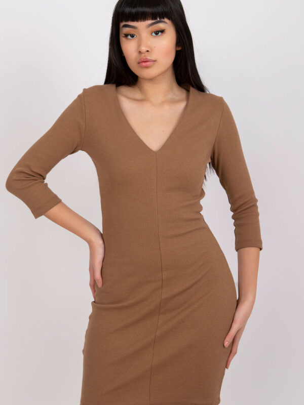 Sukienka Model RV-SK-7454.11P Brown - Rue Paris