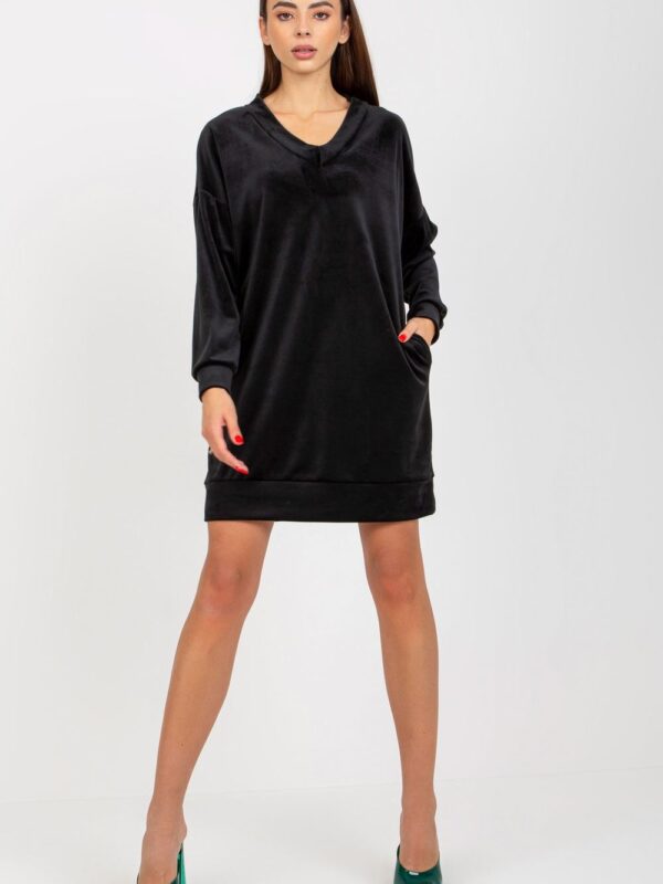 Sukienka Model RP-TU-8189.75P Black - Rue Paris