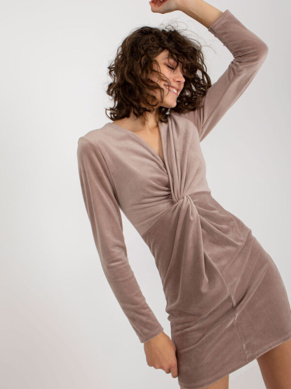 Sukienka Model RP-SK-8157.07 Dark Beige - Rue Paris