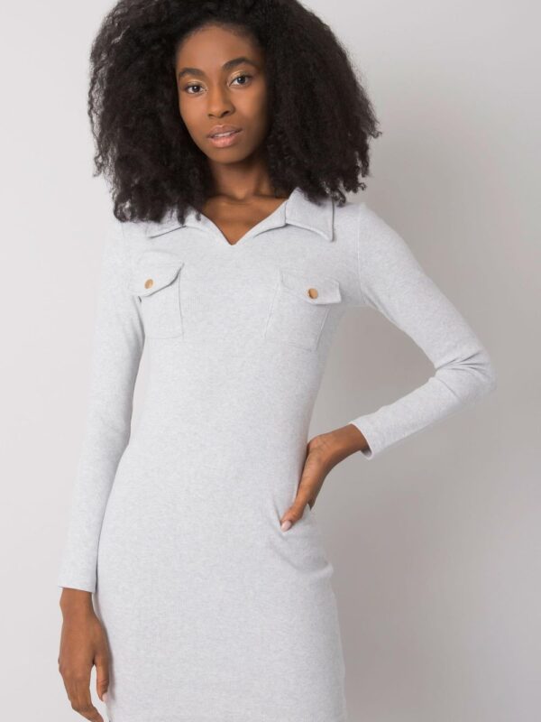 Sukienka Model RV-SK-7435.38 Light Grey - Rue Paris